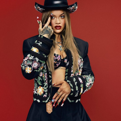 Η Rihanna στο εξώφυλλο της Vogue China ακολουθεί -πάλι- το δικό της μονοπάτι