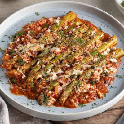 Άκης Πετρετζίκης: Σπαράγγια με ντομάτα και τυριά