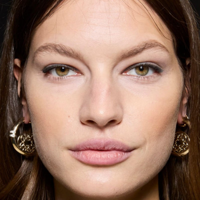 Editor approved tips και προϊόντα για να περιποιηθείς τα φρύδια σου σαν makeup artist