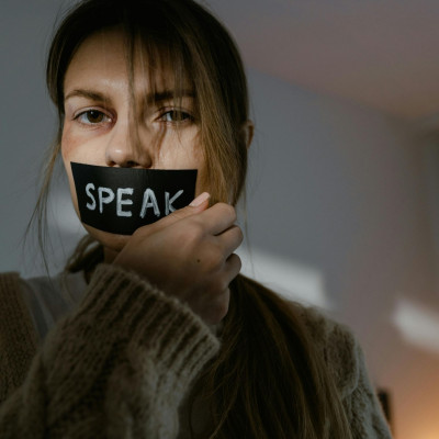 Άγιοι Ανάργυροι: Μια 28χρονη γυναίκα δολοφονείται έξω από το αστυνομικό τμήμα και ο φόβος μεγαλώνει