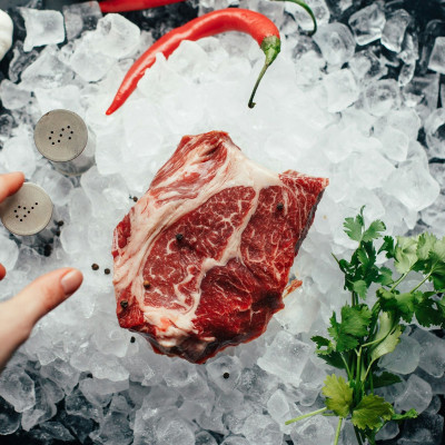 Τελικά πρέπει να πλένεις τη μπριζόλα πριν την ψήσεις; Η σωστή απάντηση στη λάθος τακτική