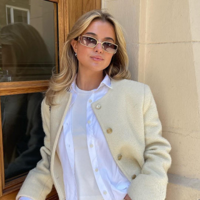 Curtain bangs: 3 εύκολα tips για να καμουφλάρεις τη φράντζα σου όσο τη μακραίνεις