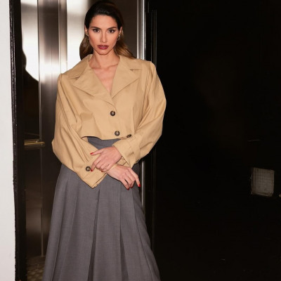 Μήπως να δώσεις στην cropped καμπαρντίνα μία ευκαιρία; Η Ηλιάνα Παπαγεωργίου σου δίνει έμπνευση