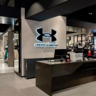 Under Armour: Το εντυπωσιακό, ανακαινισμένο κατάστημα στη Γλυφάδα