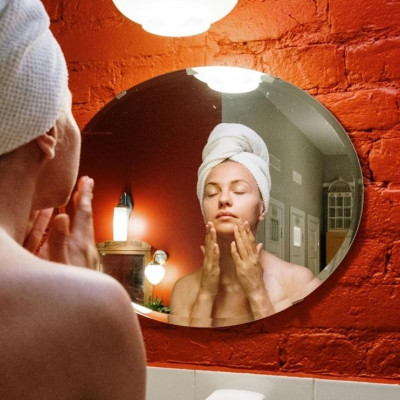 Mindful beauty: Όταν η μάχη ενάντια στον χρόνο και τις κηλίδες μας φέρνει σε επαφή με τον εαυτό μας