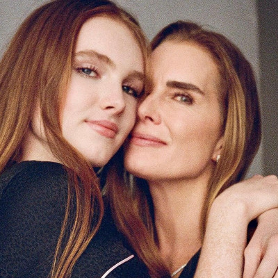 Η μικρότερη κόρη της Brooke Shields, Grier έκλεισε τα 18 και είναι ολόιδια με τη μαμά της