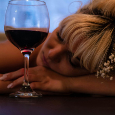 Ο λόγος που πίνεις με εντελώς λάθος τρόπο το κρασί και το 20/20 hack για μέγιστη γευστική εμπειρία