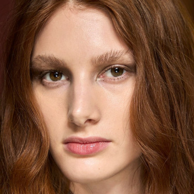 6 mascara φρυδιών που θα γεμίσουν φυσικά τα κενά που έχουν