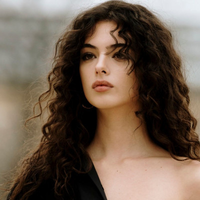 Hair trends: Κυματιστές άκρες, vintage updos και 2 ακόμα τάσεις στα μαλλιά επιστρέφουν τώρα