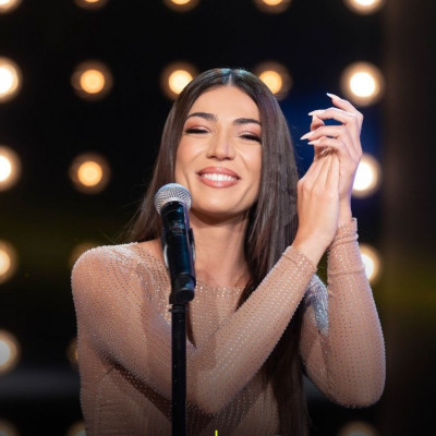 Το καλύτερο «Είπες» η Ήβη Αδάμου το είπε στο «The 2Night Show» με διάφανο glitter φόρεμα-Το νέο βήμα