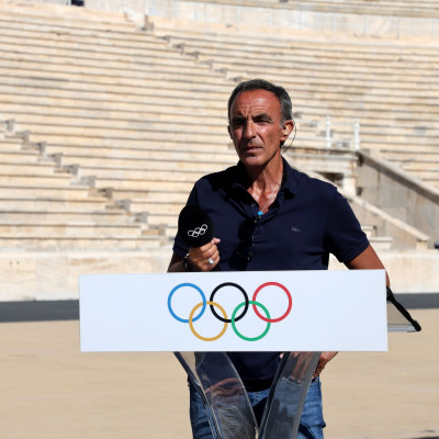 Ο Νίκος Αλιάγας έβαλε Χαρούλα Αλεξίου και με την έκθεσή του γέμισε ξανά με «άρωμα Ελλάδας» τη Γαλλία