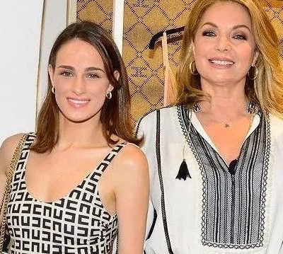 Η Άντζελα Γκερέκου και η κόρη της τήρησαν το έθιμο των «μπότηδων» από το σπίτι της στο Λιστόν