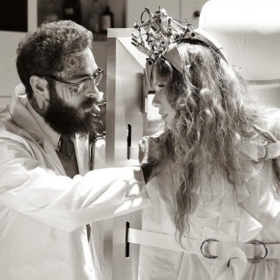 Η Taylor Swift δείχνει backstage εικόνες από το video clip του «Fortnight» με αέρα Bella Baxter