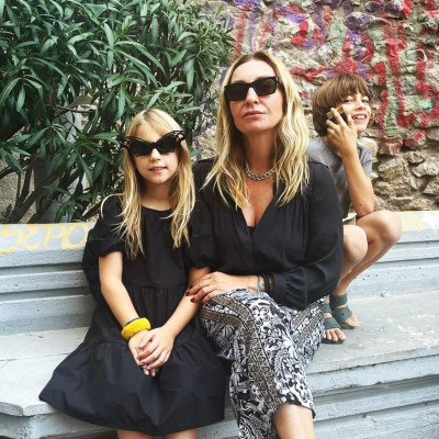 Η Ρούλα Ρέβη «τιμήθηκε» για τον ρόλο της ως μητέρα μετά το βίντεο με τα παιδιά της