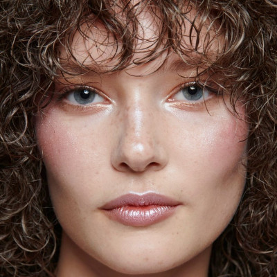 Pearl skin: Τα καλύτερα highlighter και όλα τα tips για να αποκτήσεις φυσική λάμψη στο πρόσωπο