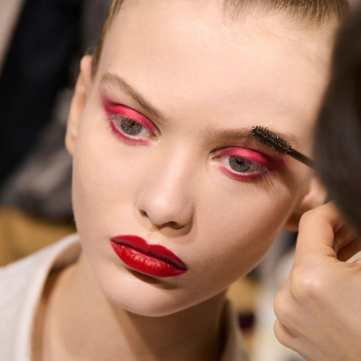 Ξέχνα την κλασική μαύρη σκιά! Το φλογερό κόκκινο έρχεται να δημιουργήσει εκρηκτικά sunset eyes