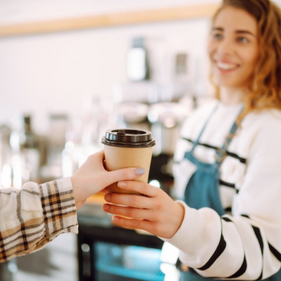 Πώς μία κάρτα κάνει τις συναλλαγές σου απλές και ασφαλείς, ενώ εσύ βγαίνεις… κερδισμένη