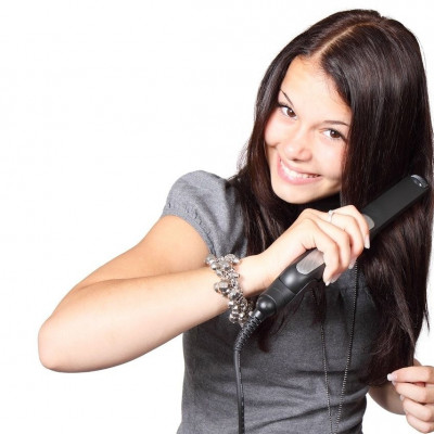 Πώς να καθαρίσεις σωστά και αποτελεσματικά την πρέσα μαλλιών σου