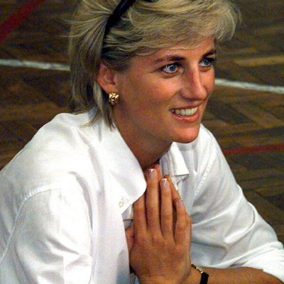 H πολυσυζητημένη έκθεση για την πριγκίπισσα Diana άνοιξε και η Ελένη Μενεγάκη σχολίασε εύστοχα