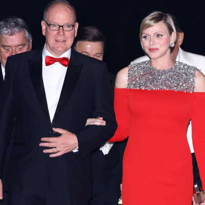 Η πριγκίπισσα Charlene εντυπωσιακή με κατακόκκινο gown στο Grand Prix του Μονακό