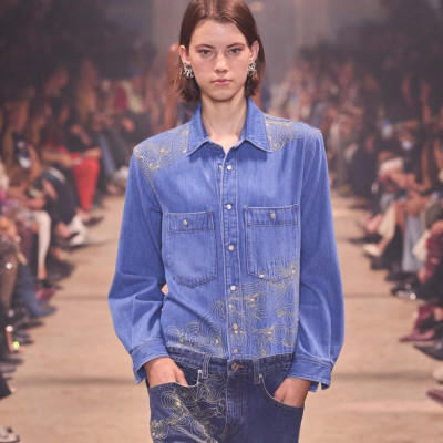 Κρόσσια, λουλούδια και λάμψεις: Τα τζιν παντελόνια του καλοκαιριού είναι πιο glam από ποτέ