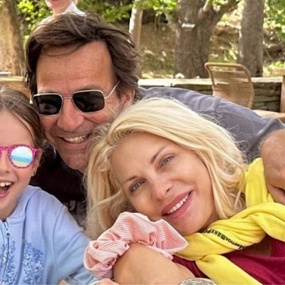 Η Ελένη Μενεγάκη ποζάρει στην Άνδρο αλλά ακόμα πιο «Όναρ» ανάρτηση έκανε ο Μάκης Παντζόπουλος