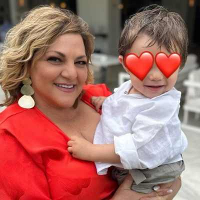 Lady in red η Βίκυ Σταυροπούλου που έγινε νονά και η Δανάη Μπάρκα έκανε επικό σχόλιο για το γεγονός