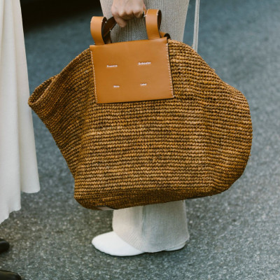 Οδηγός αγοράς: Οι raffia bags που θα φορέσουμε και στην πόλη -Ψάθα παντού