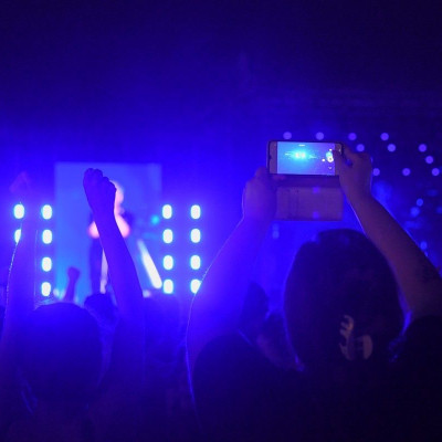 Πώς ζήσαμε ένα καλοκαιρινό βράδυ παρέα με τους Offspring στην πρεμιέρα του Release Athens Festival