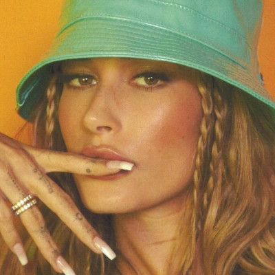 3 εύκολα χτενίσματα που μπορείς να κάνεις σε συναυλία, εμπνευσμένα από τις celebrities