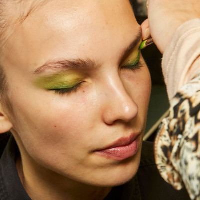 Πράσινη σκιά: Το χρώμα που θα λατρέψεις να φοράς το καλοκαίρι