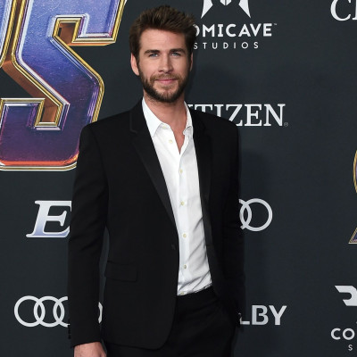 Ο Liam Hemsworth λέει ότι η Ελλάδα είναι το πιο υπέροχο μέρος- Οι νέες photos στην Αθηναϊκή ριβιέρα
