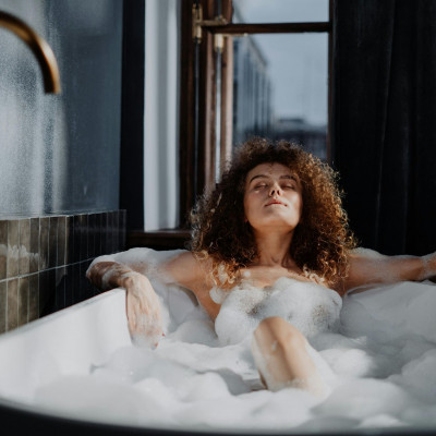Γιατί το ζεστό μπάνιο πριν από τον ύπνο μπορεί να σε βοηθήσει να κοιμηθείς καλύτερα στον καύσωνα
