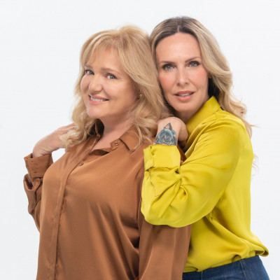 Η Μαρία Καβογιάννη και η Εβελίνα Παπούλια, στη νέα digital καμπάνια της VICHY για τη σειρά NEOVADIOL