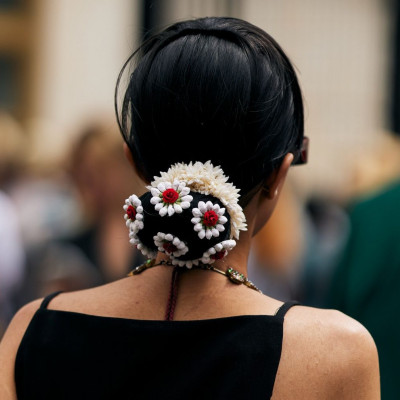 Chic bun! 3 stylish χτενίσματα για να αναβαθμίσεις τον κλασικό κότσο σου
