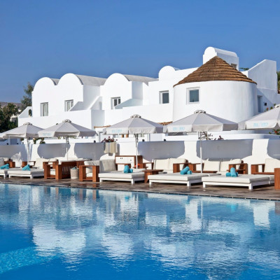 Το μοναδικό beachfront luxury resort της Σαντορίνης υπόσχεται μαγικές διακοπές πάνω στη μαύρη άμμο