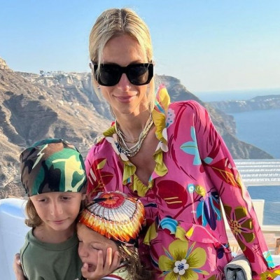 Η Σοφία Καρβέλα και ο Θανάσης Πανουργιάς με τους γιους τους περνούν στιγμές ευτυχίας στην Αντίπαρο