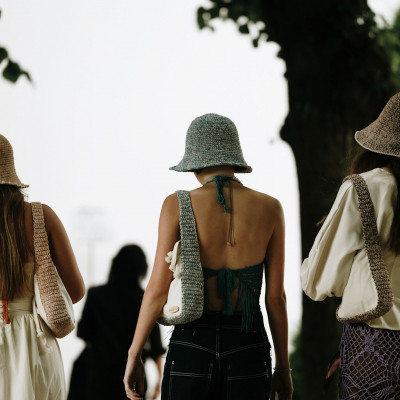 Οι 5 ανατρεπτικές τάσεις στα καπέλα που αξίζει να μπουν στη βαλίτσα των διακοπών σου