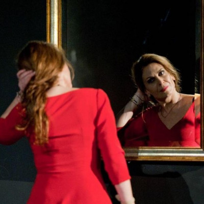 «Η πόρνη από πάνω»: H παράσταση θρύλος με την Κατερίνα Διδασκάλου συνεχίζεται για 13η χρονιά