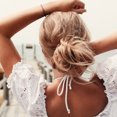 Τα τέσσερα hairstyles που θα αναβαθμίσουν κάθε summer look