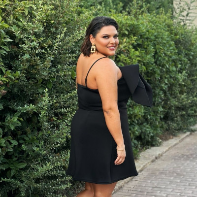 Η Δανάη Μπάρκα υπέκυψε στη γοητεία του κοντού καρέ και έβαψε τα μαλλιά της μαύρα