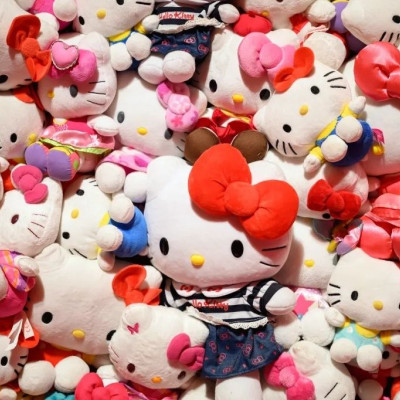 Η Hello Kitty έγινε 50 ετών και οι δημιουργοί της μετά από τόσα χρόνια αποκάλυψαν ότι δεν είναι γάτα