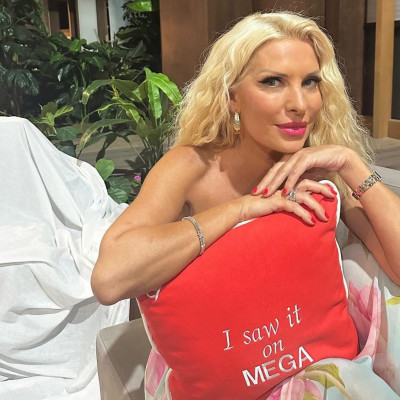 Η πρώτη photo της Ελένης Μενεγάκη στην Άνδρο έκανε μία συνεργάτιδά της να γράψει ένα εύστοχο σχόλιο