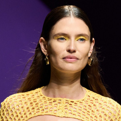 Yellow smokey eyes: 3 μακιγιάζ που θα φωτίσουν το βλέμμα και θα τονίσουν το μαύρισμά σου