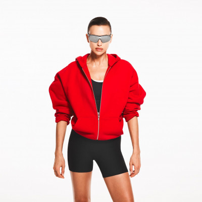 Η Irina Shayk παρουσιάζει τη νέα συλλογή άθλησης της H&M, κατασκευασμένη με την τεχνολογία SoftMove™