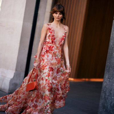 Το floating dress είναι η νέα αιθέρια τάση στα φορέματα του καλοκαιριού