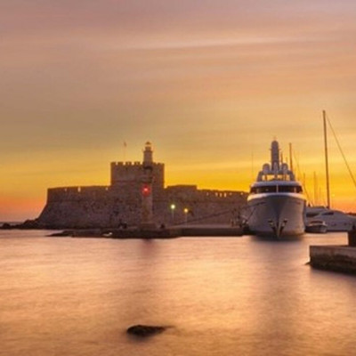 Το καλοκαίρι σού πάει και η Ρόδος σού κλείνει το μάτι πονηρά