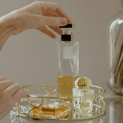 Θες να μυρίζει το άρωμα σου όλη την ώρα; 4 tips που θα είναι σαν να ψεκάστηκες μόλις