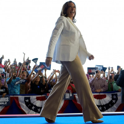 Το girl boss στυλ της Kamala Harris είναι αυτό που μας κέρδισε στην προεκλογική της εκστρατεία