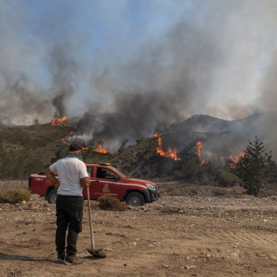 Φωτιά στην Αττική: Πώς προστατεύουμε την υγεία μας και τα κατοικίδια από τον καπνό και τη στάχτη